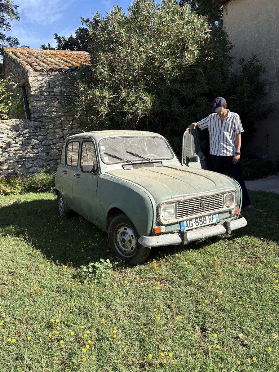 Inspection de la 4L, portière conducteur ouverte, avant le chargement